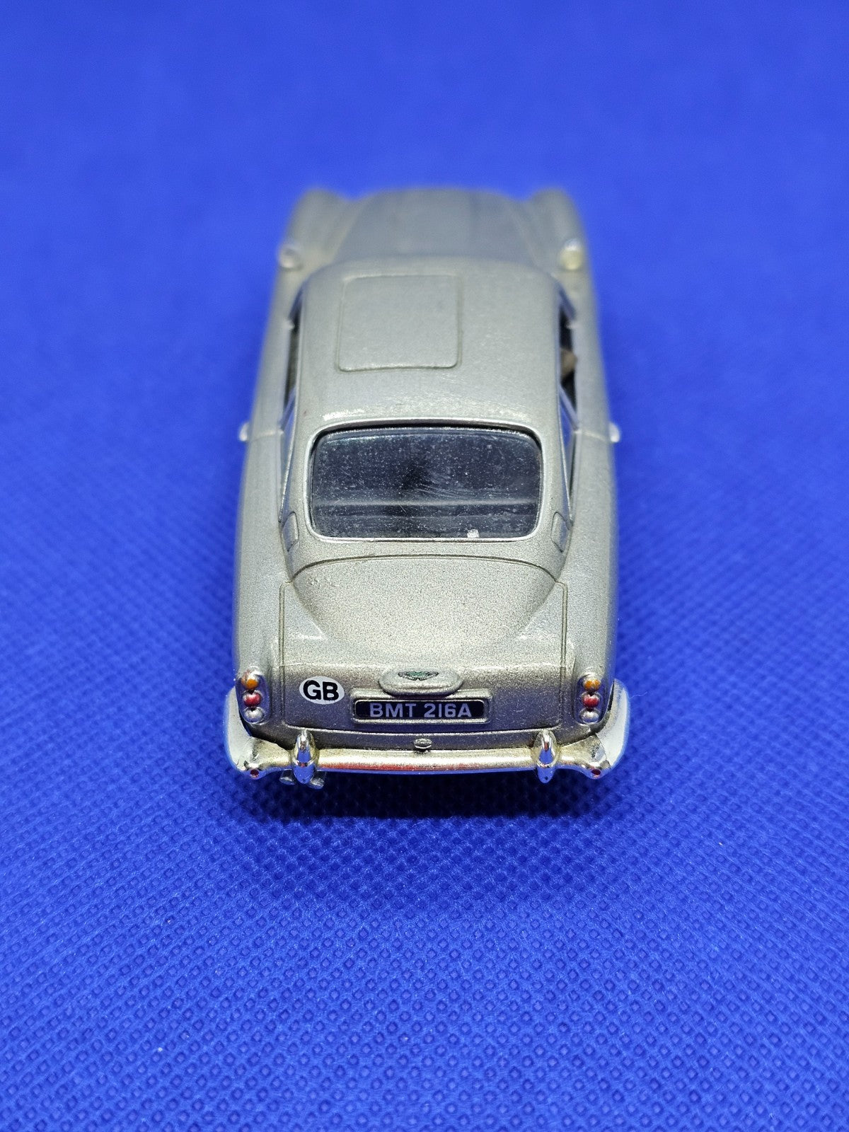 Aston Martin DB5 Thunderball James Bond 007 Universal Hobbies 143 Figurine2