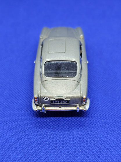 Aston Martin DB5 Thunderball James Bond 007 Universal Hobbies 143 Figurine2