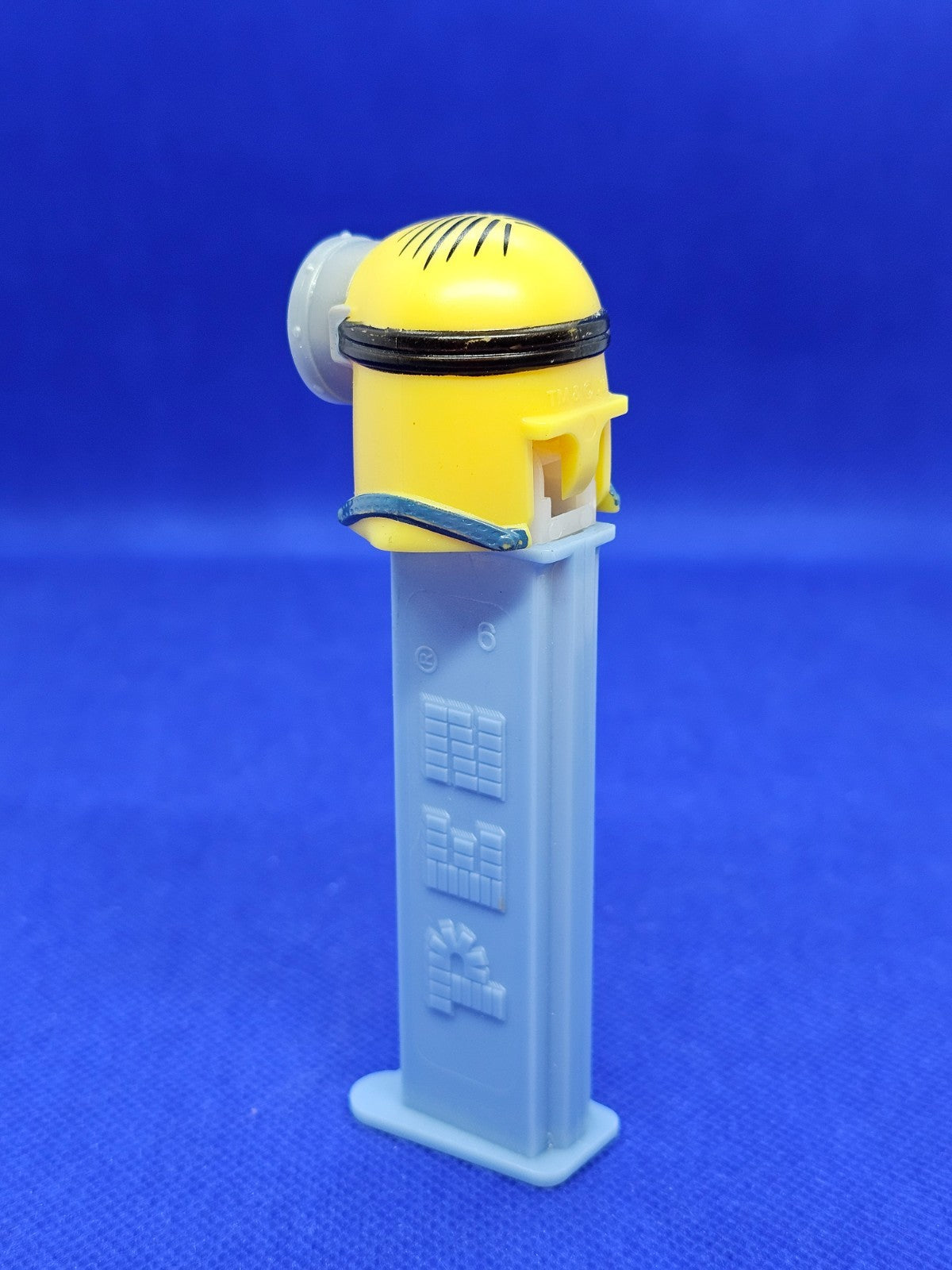 Distributeur PEZ Minion Stuart Œil Demi Fermé Despicable Me PEZ 2015 11 cm1