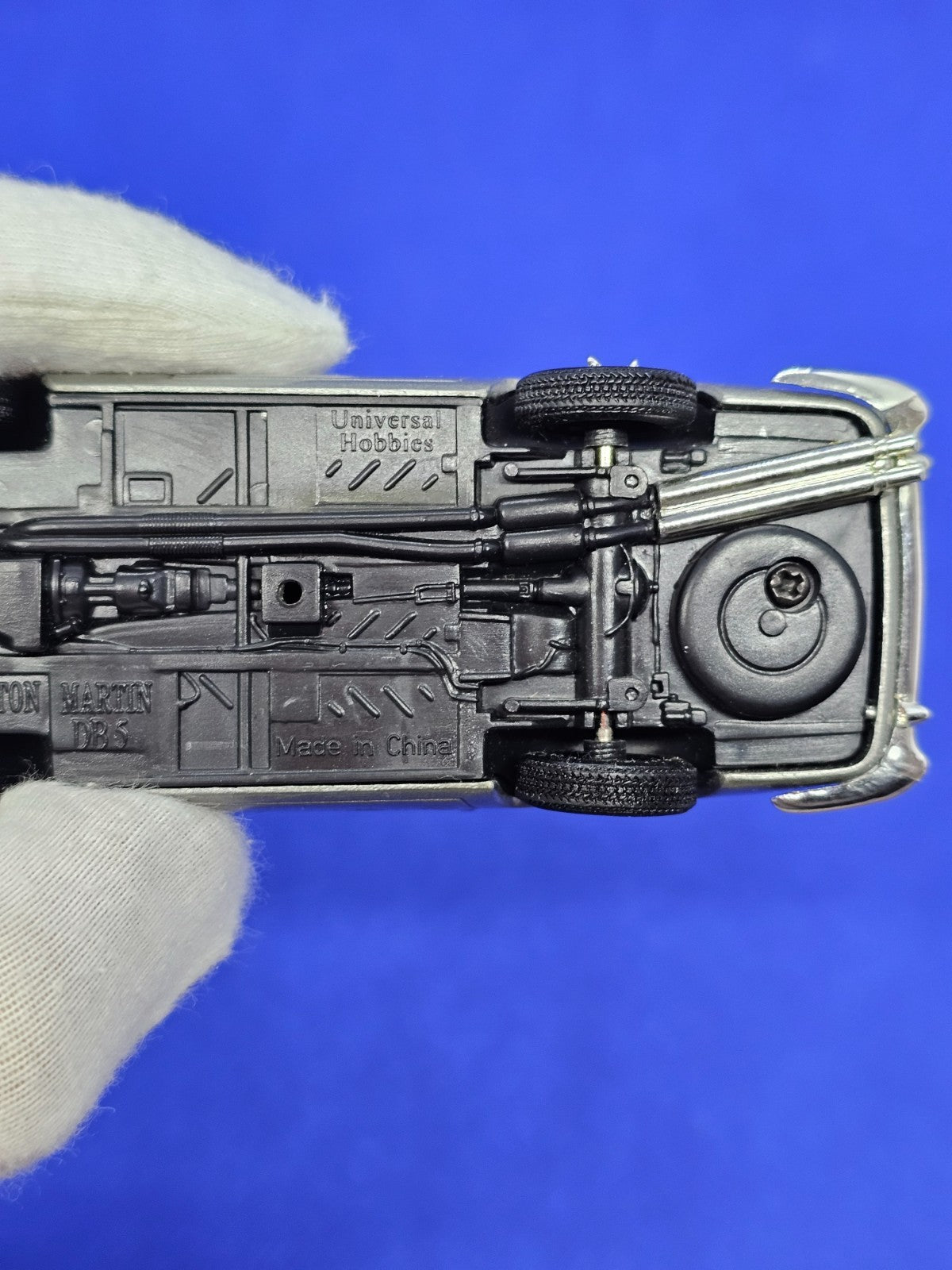 Aston Martin DB5 Thunderball James Bond 007 Universal Hobbies 143 Figurine8