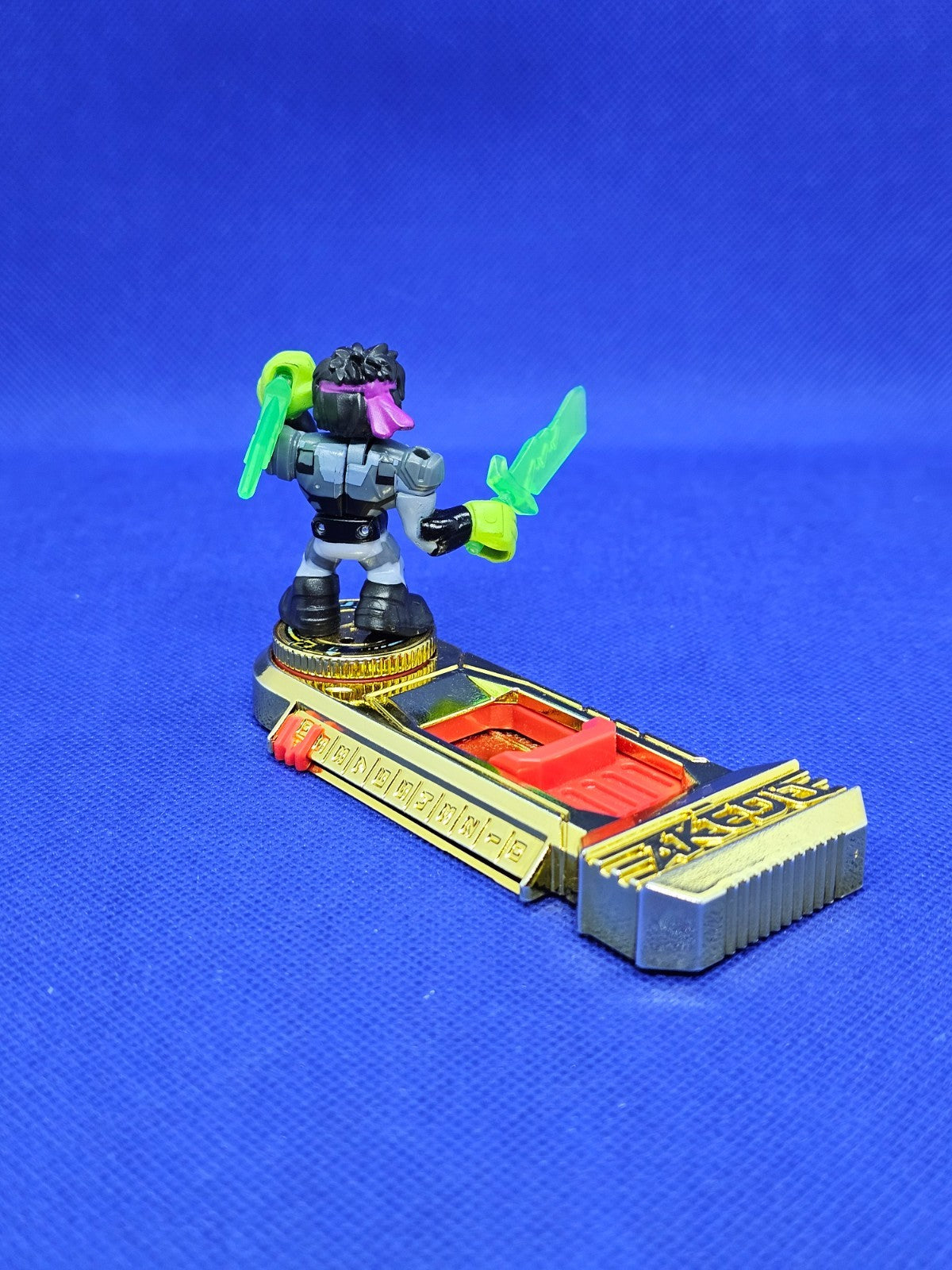 Glitchblade, Akedo Ultimate Arcade Warriors, Moose Toys, 2021, Manette Gold Bril1