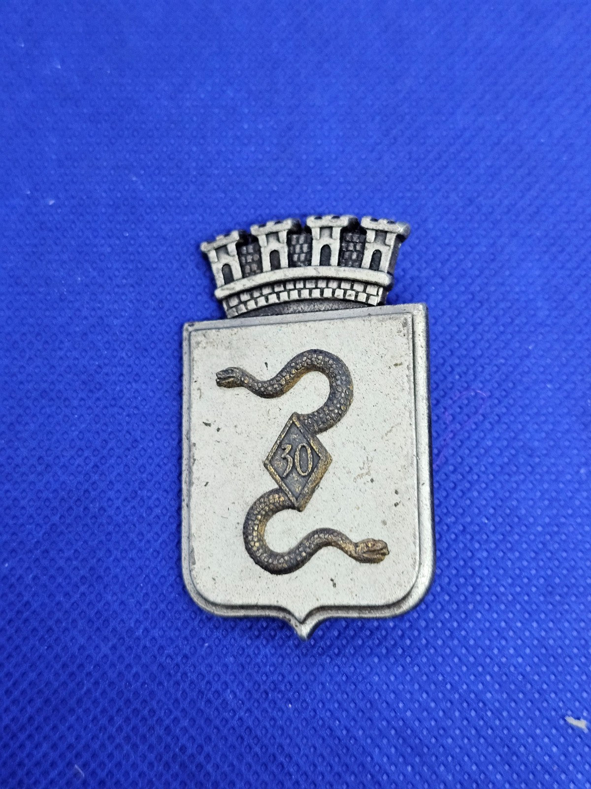 Insigne Militaire 30e Groupement de Camp Bitche Drago Paris G2704 Armée Français0