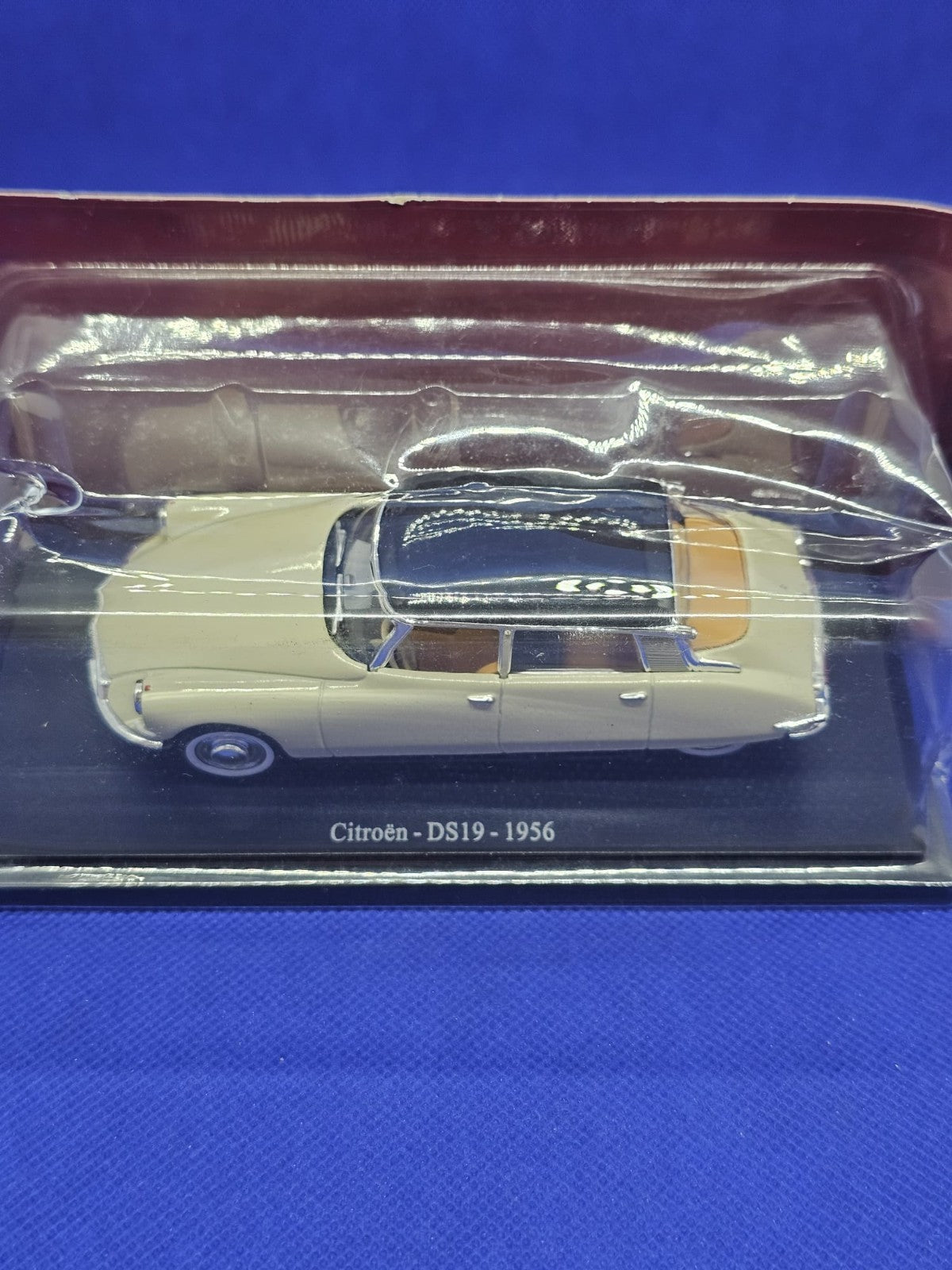 Citroën DS19 1956 143 Universal Hobbies Miniature Beige Toit Noir1