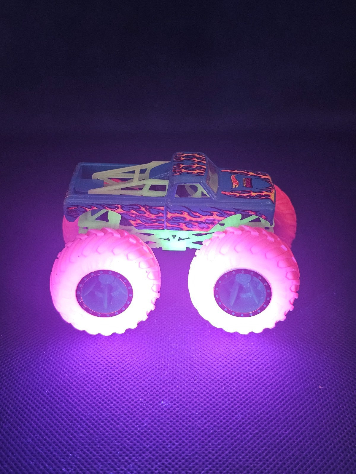 Hot Wheels Monster Trucks Pure Muscle Glow In The Dark 164 Mattel Loose4