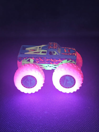 Hot Wheels Monster Trucks Pure Muscle Glow In The Dark 164 Mattel Loose4
