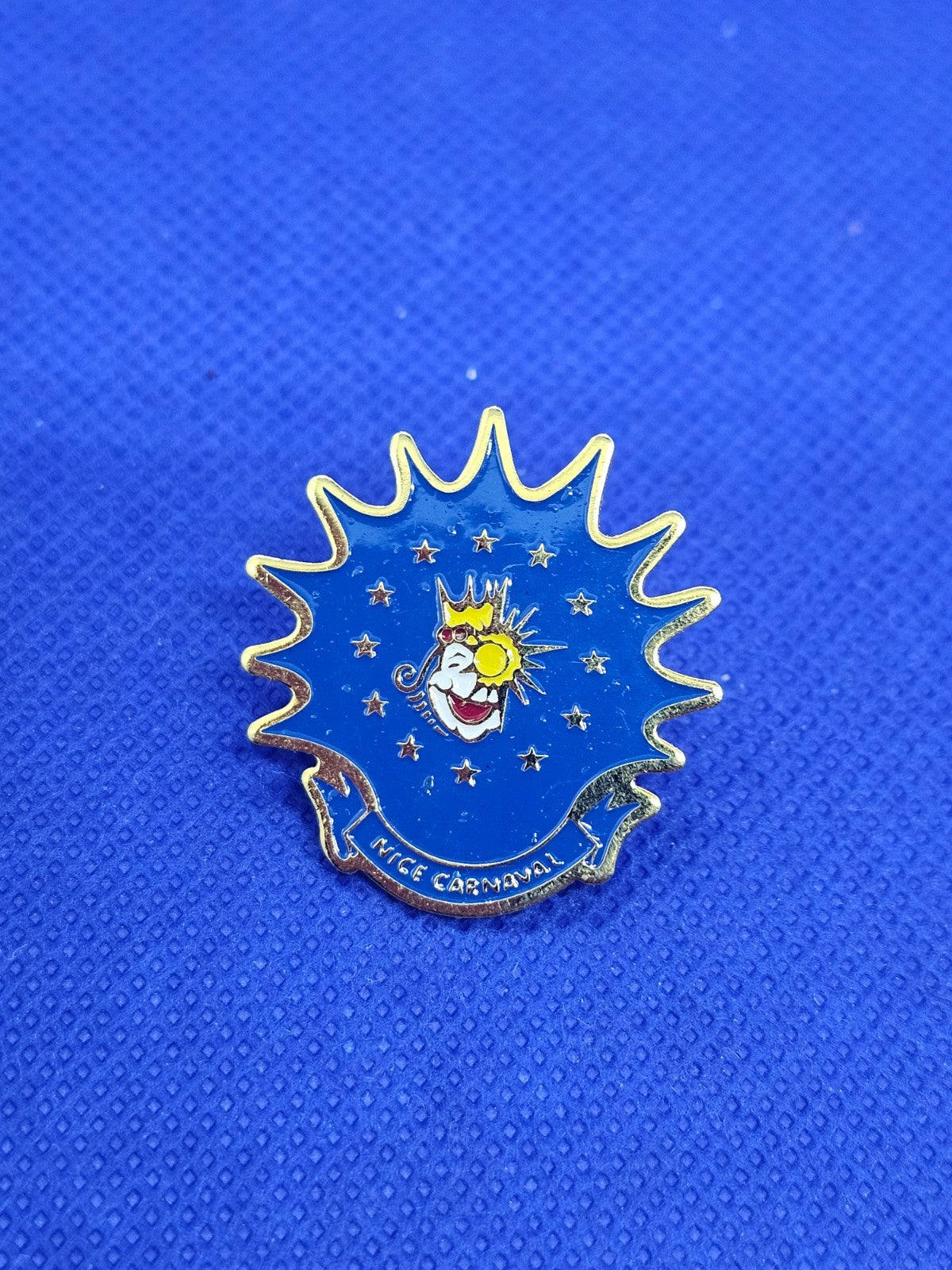 Pin’s Nice Carnaval Roi Couronné Motif Soleil Métal Doré Émaillé Bleu Vintage0
