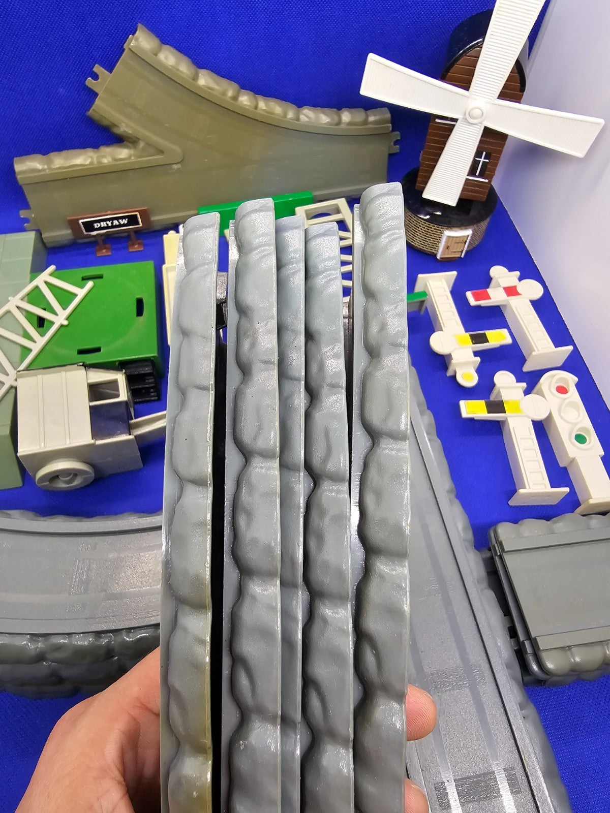 Lot rails décors Thomas Friends ERTL 1997 moulin gare Dryaw pièces détachées1