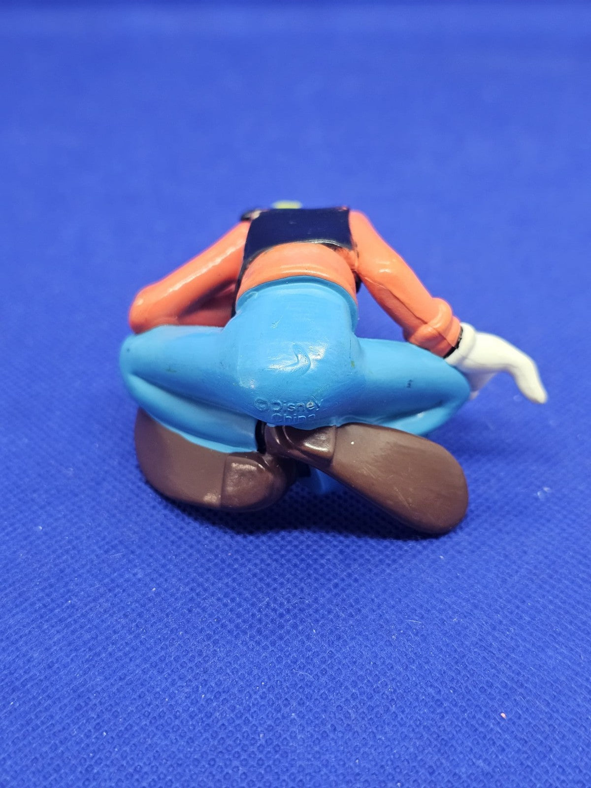 Dingo Goofy Disney Figurine PVC Assis Jambes Croisées 8 cm Vintage2