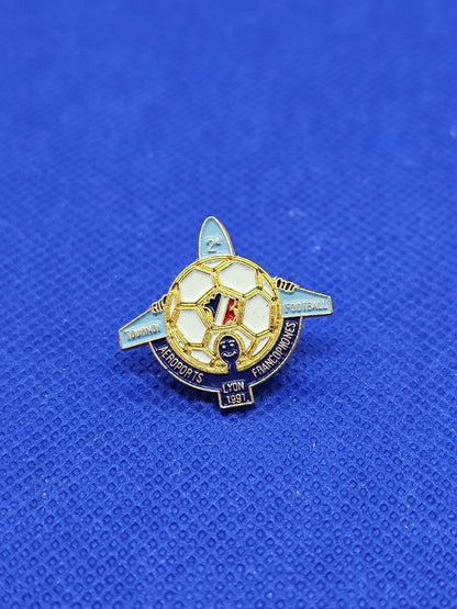 Pin's 2e Tournoi Football Aéroports Francophones Lyon 1991, Football, Badge Coll0
