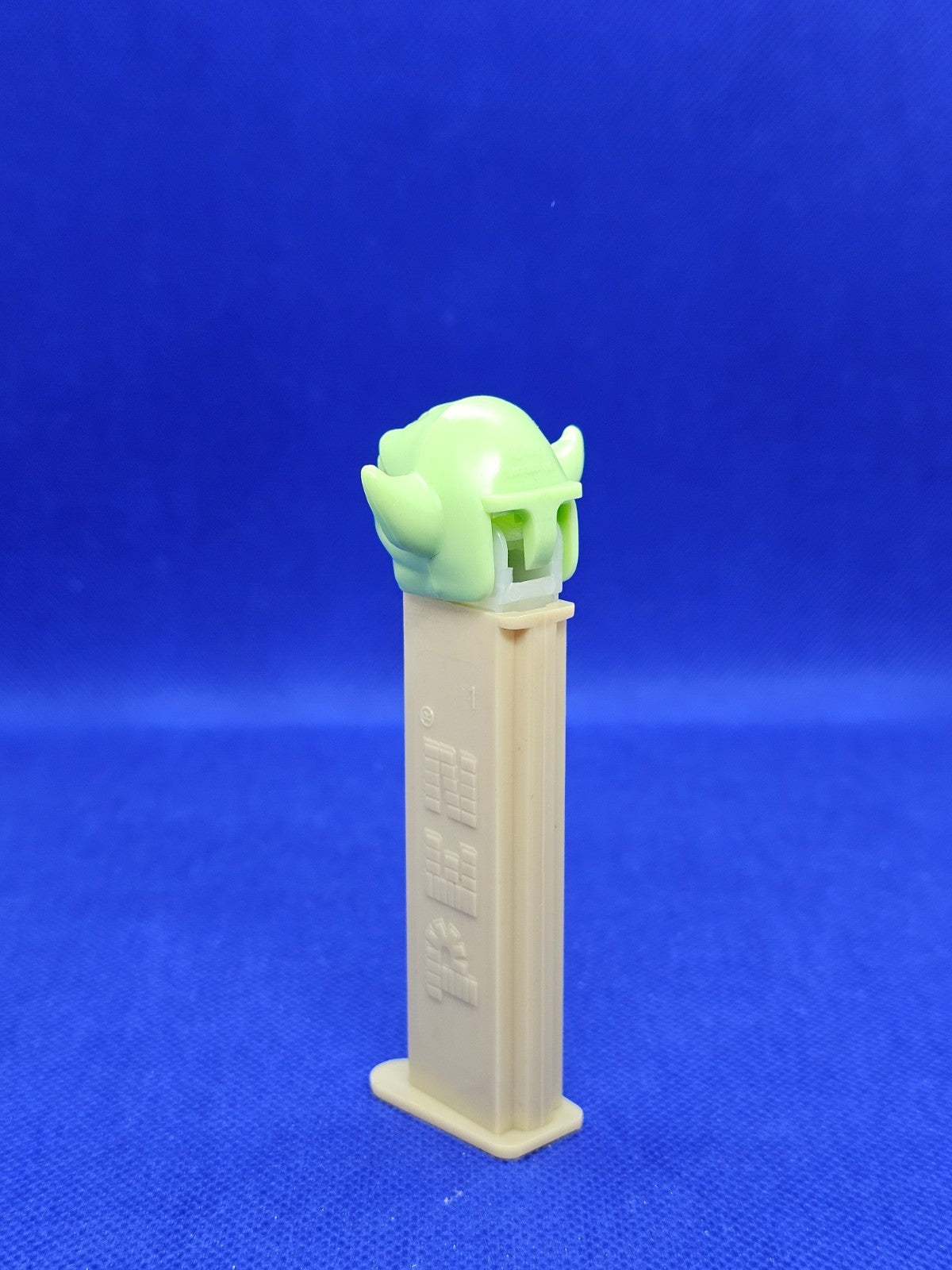 PEZ Yoda Star Wars Distributeur Bonbons Made in Hungary1