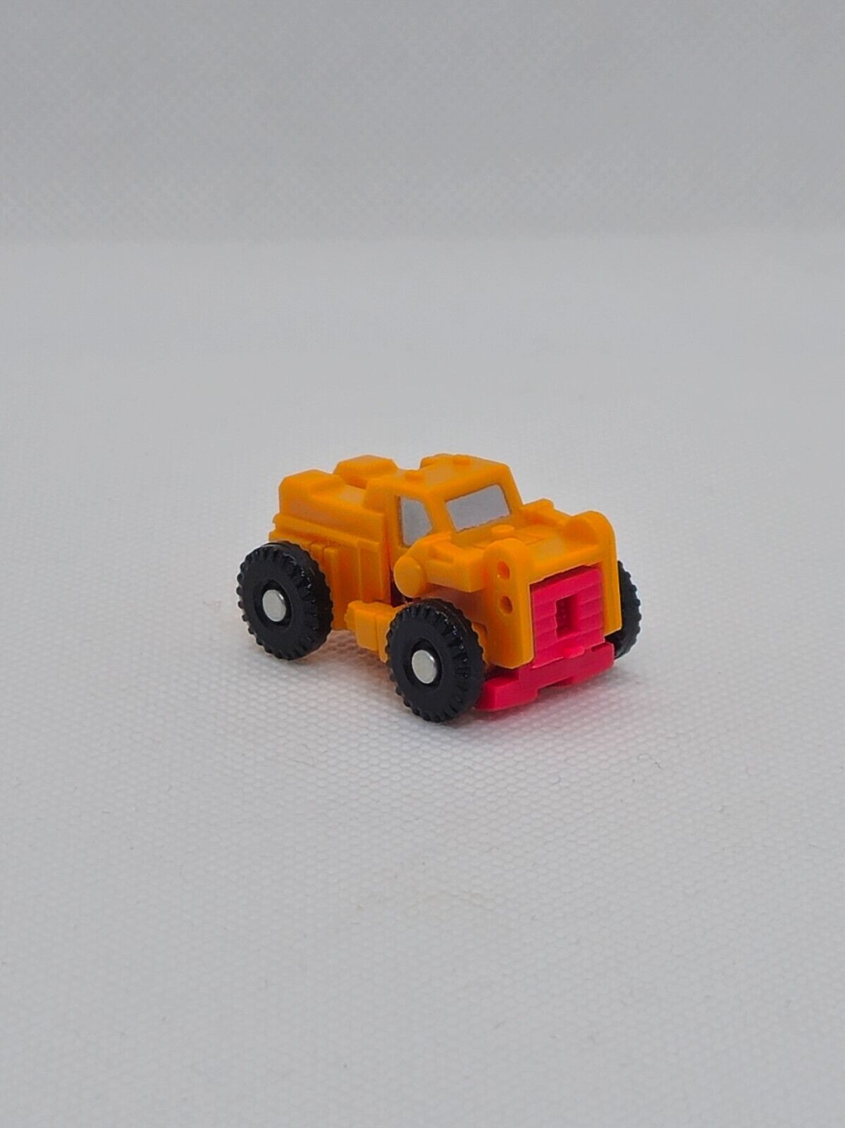 5561828