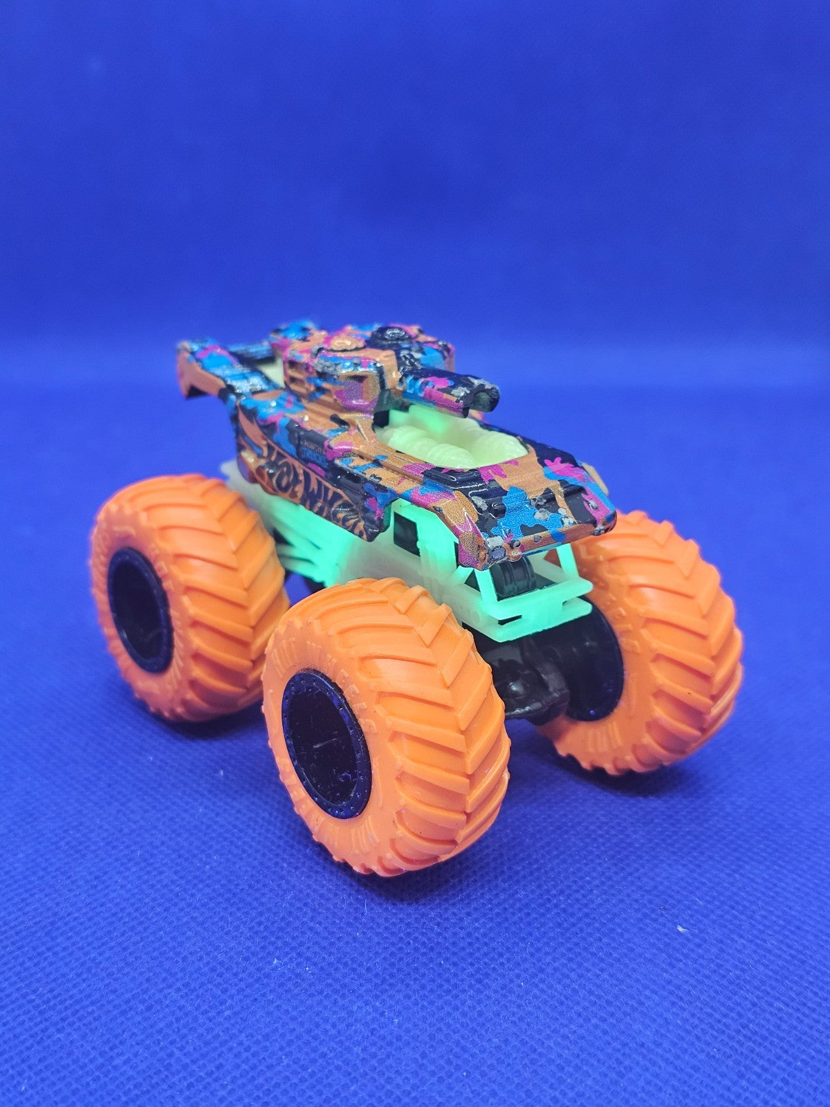 Hot Wheels Monster Trucks Invader Tank Glow In The Dark 164 Mattel Loose0