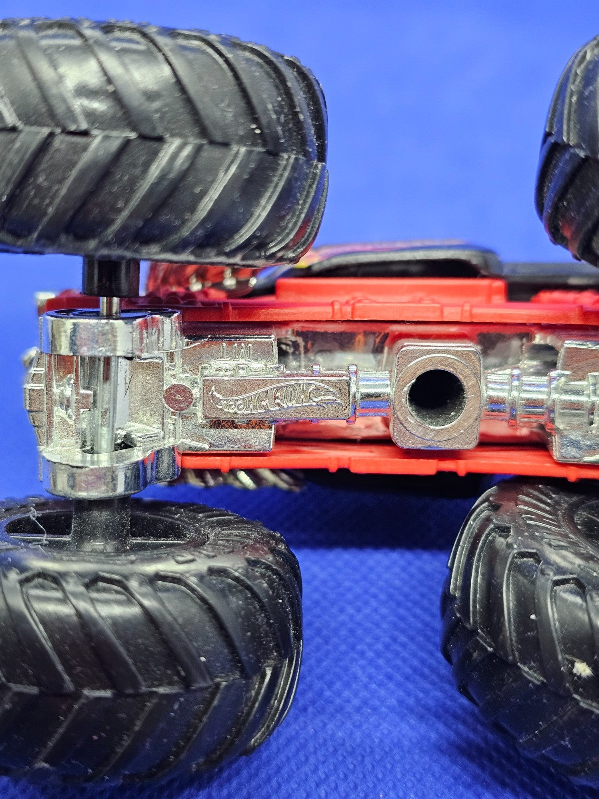 Bone Crusher Hot Wheels Monster Trucks Flames Skull Mattel 2018 164 9 cm3