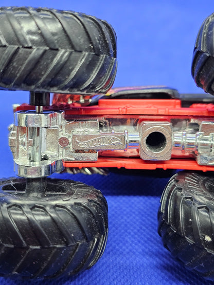 Bone Crusher Hot Wheels Monster Trucks Flames Skull Mattel 2018 164 9 cm3