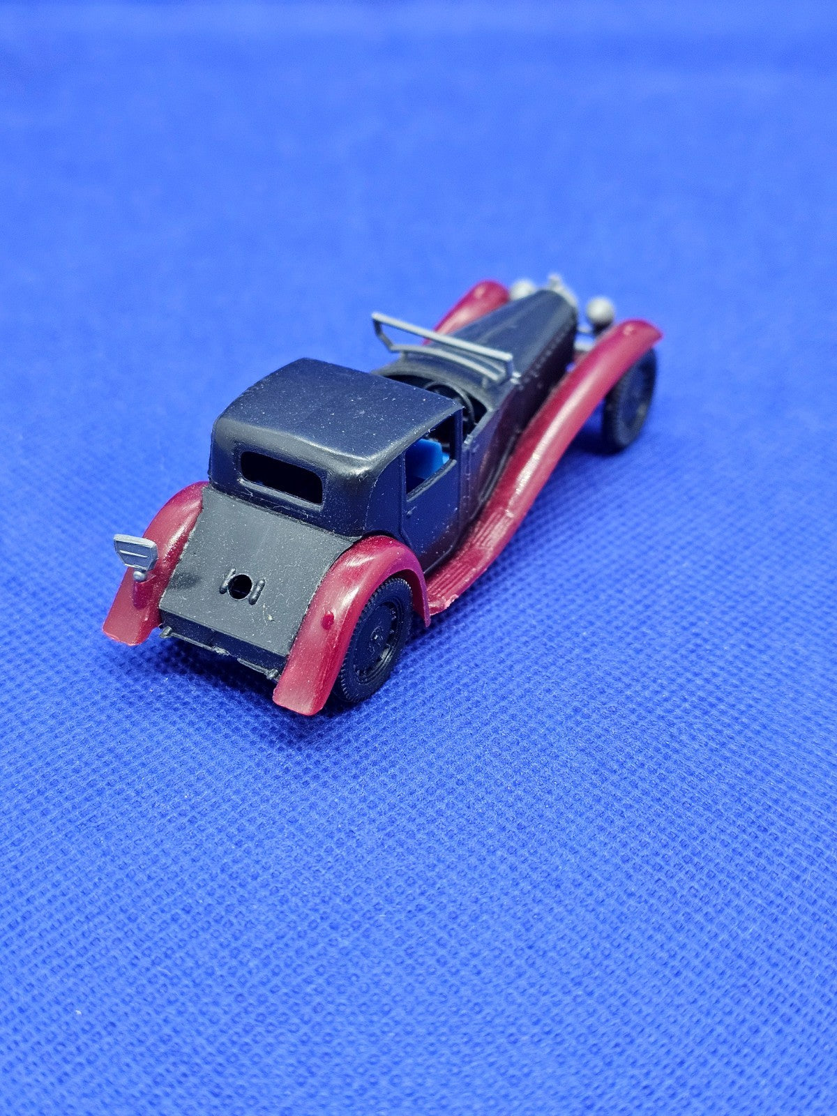 Bugatti 1930 Huilor voiture miniature publicitaire plastique à assembler 9 cm1
