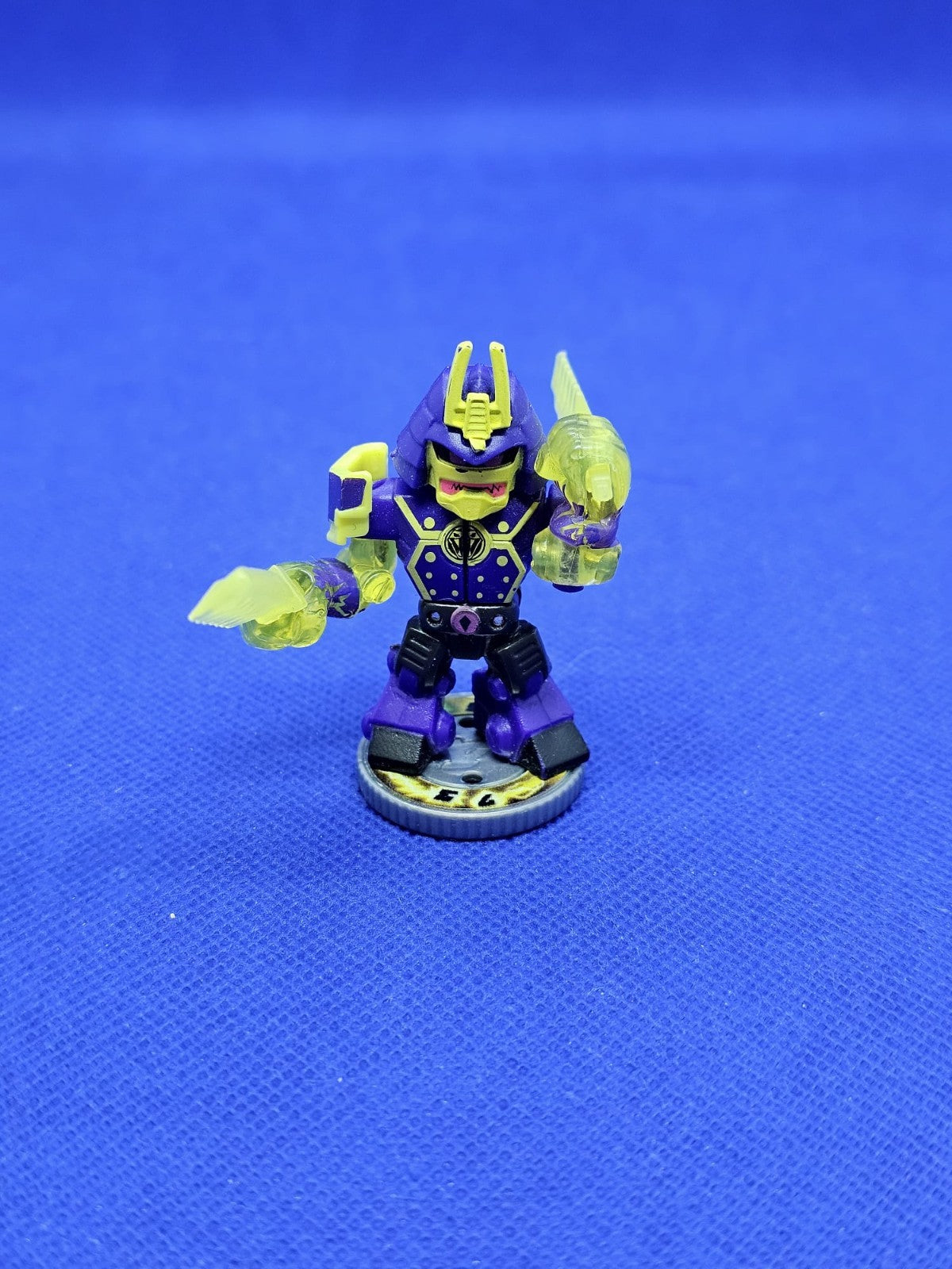 Shockblade Twinfang Akedo Série 2 Epic Moose Toys figurine deux armes0
