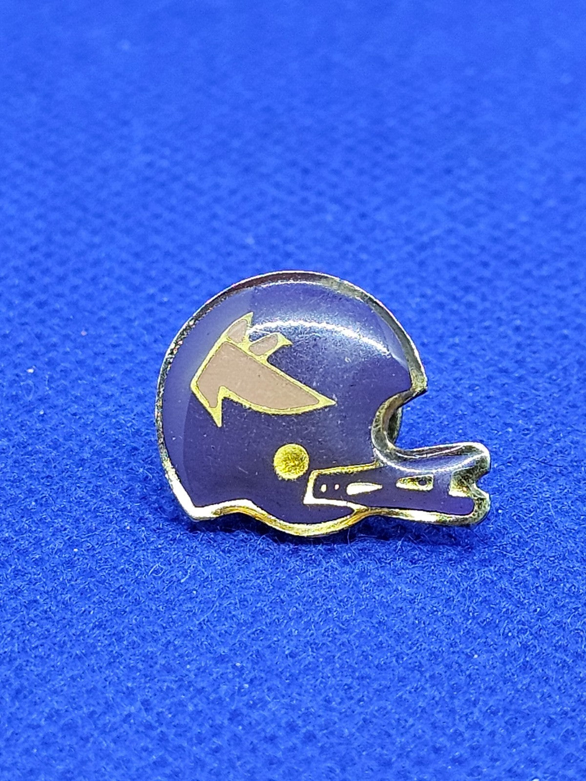 Pin's Casque Football Américain Violet Doré Vintage Collection Sport0