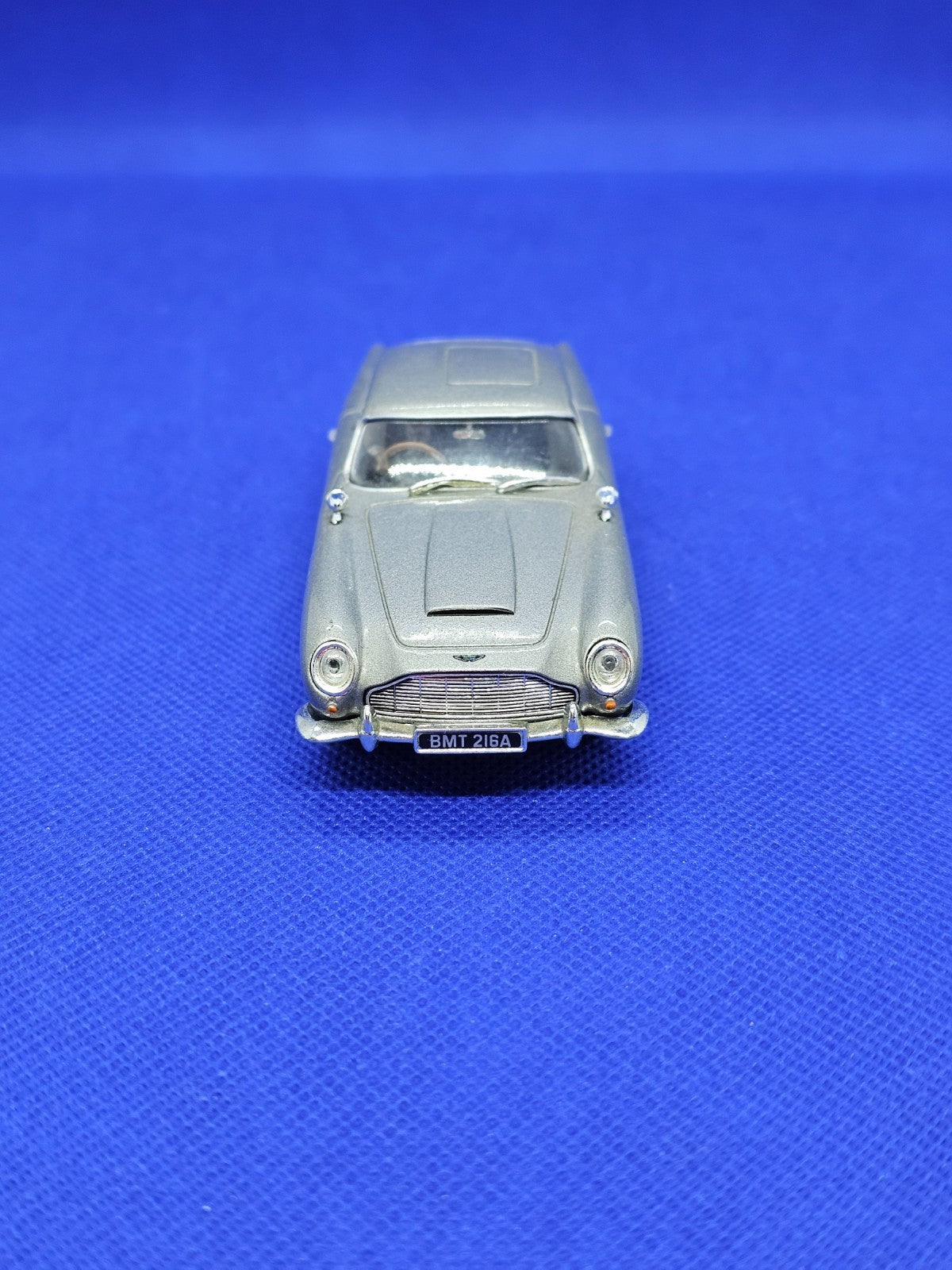 Aston Martin DB5 Thunderball James Bond 007 Universal Hobbies 143 Figurine5