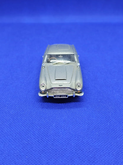 Aston Martin DB5 Thunderball James Bond 007 Universal Hobbies 143 Figurine5