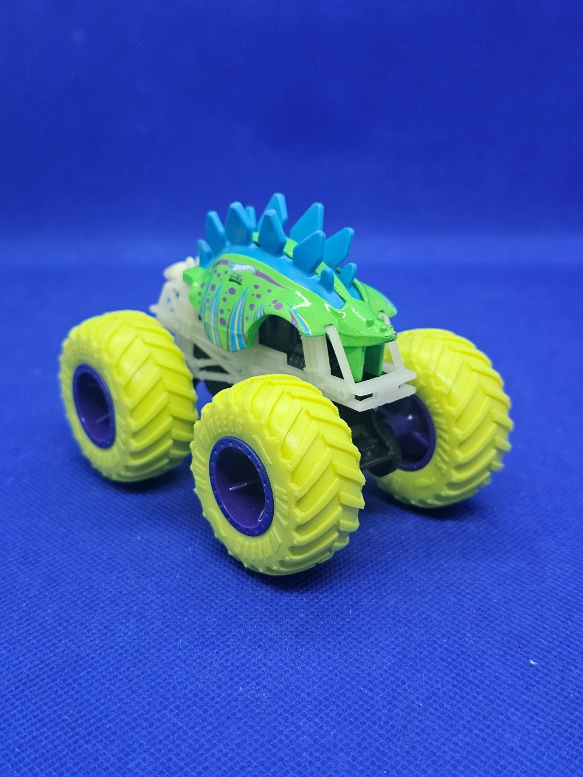 Hot Wheels Monster Trucks Motosaurus Glow In The Dark 164 Mattel 9 cm1