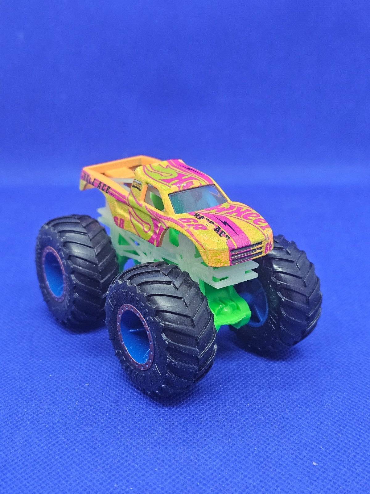 Hot Wheels Monster Trucks Race Ace Glow In The Dark 164 Mattel 9 cm0