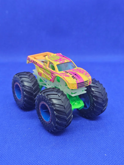Hot Wheels Monster Trucks Race Ace Glow In The Dark 164 Mattel 9 cm0