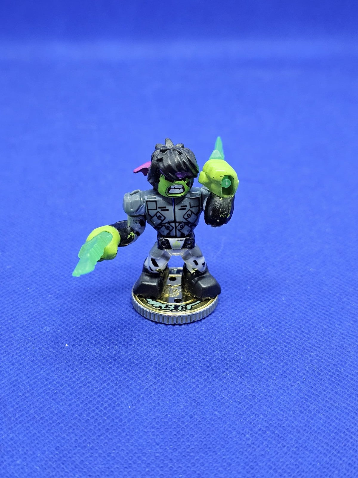 Glitchblade Akedo Série 1 Ultra Rare Moose Toys 2021 avec deux armes0