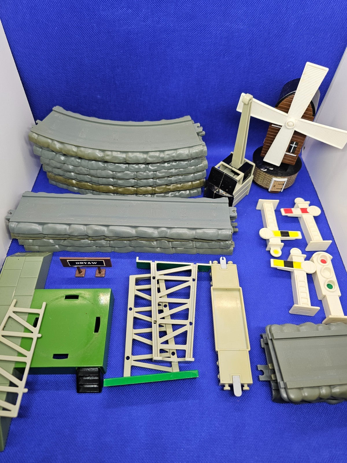 Lot rails décors Thomas Friends ERTL 1997 moulin gare Dryaw pièces détachées4
