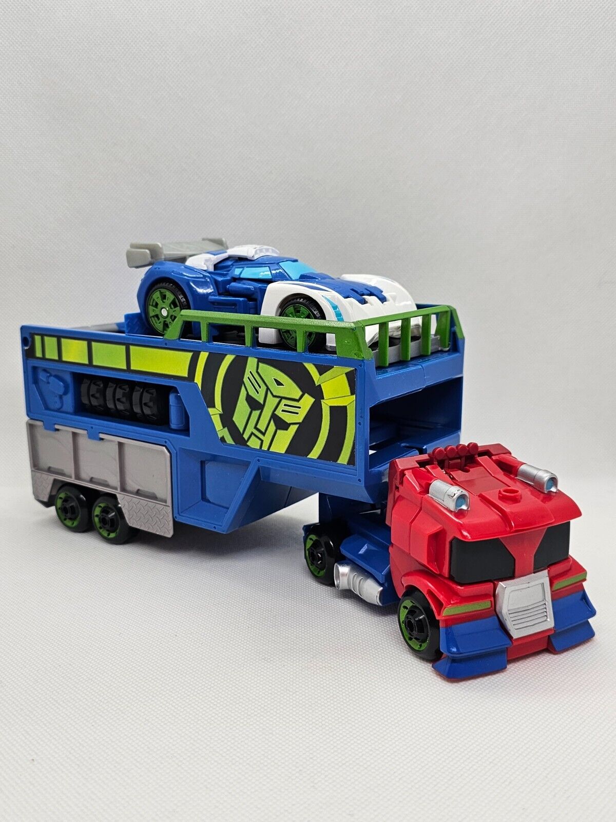 5561940