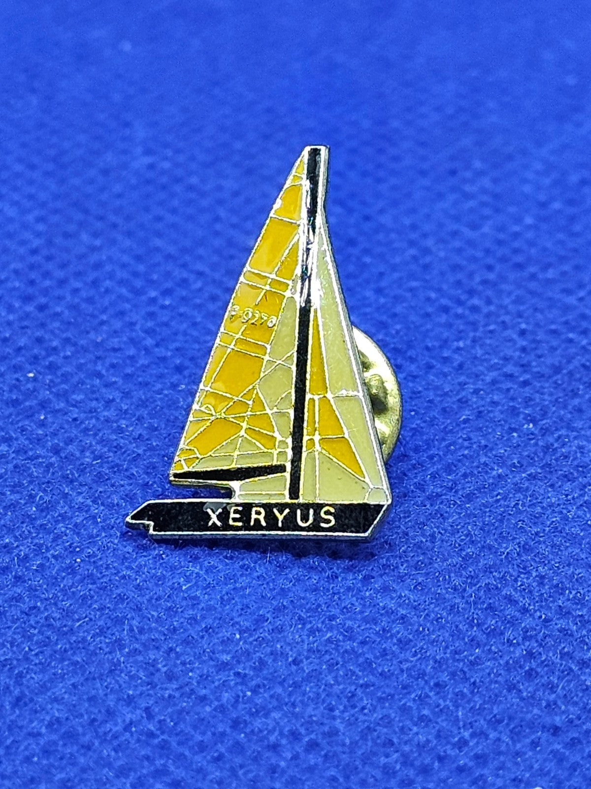 Pin's Xeryus Givenchy Parfum Voilier Métal Émaillé Publicitaire Collection0
