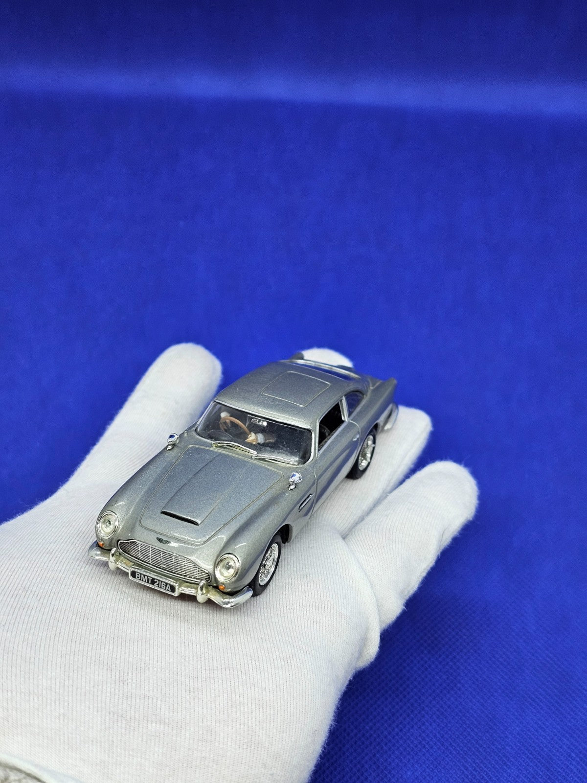 Aston Martin DB5 Thunderball James Bond 007 Universal Hobbies 143 Figurine9