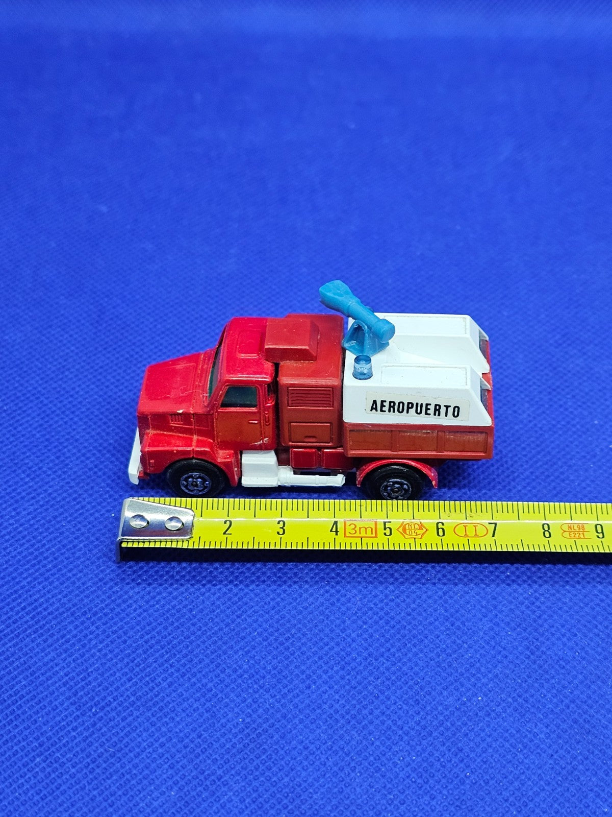Camion Pompiers Aéroport Volvo Guisval Made in Spain vintage 7 cm2