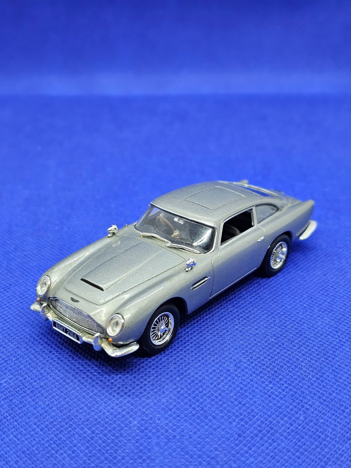 Aston Martin DB5 Thunderball James Bond 007 Universal Hobbies 143 Figurine1
