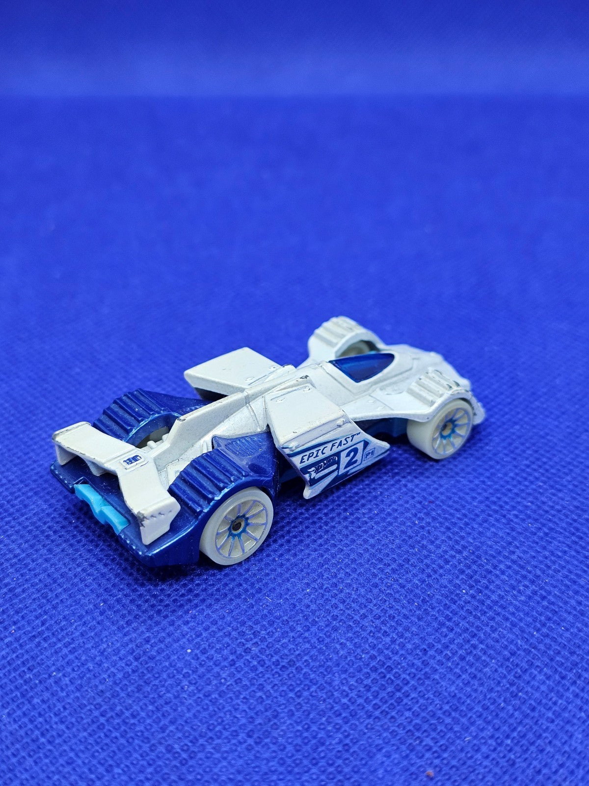 Hot Wheels Mattel 2014 Voiture Blanche et Bleue Epic Fast 2101