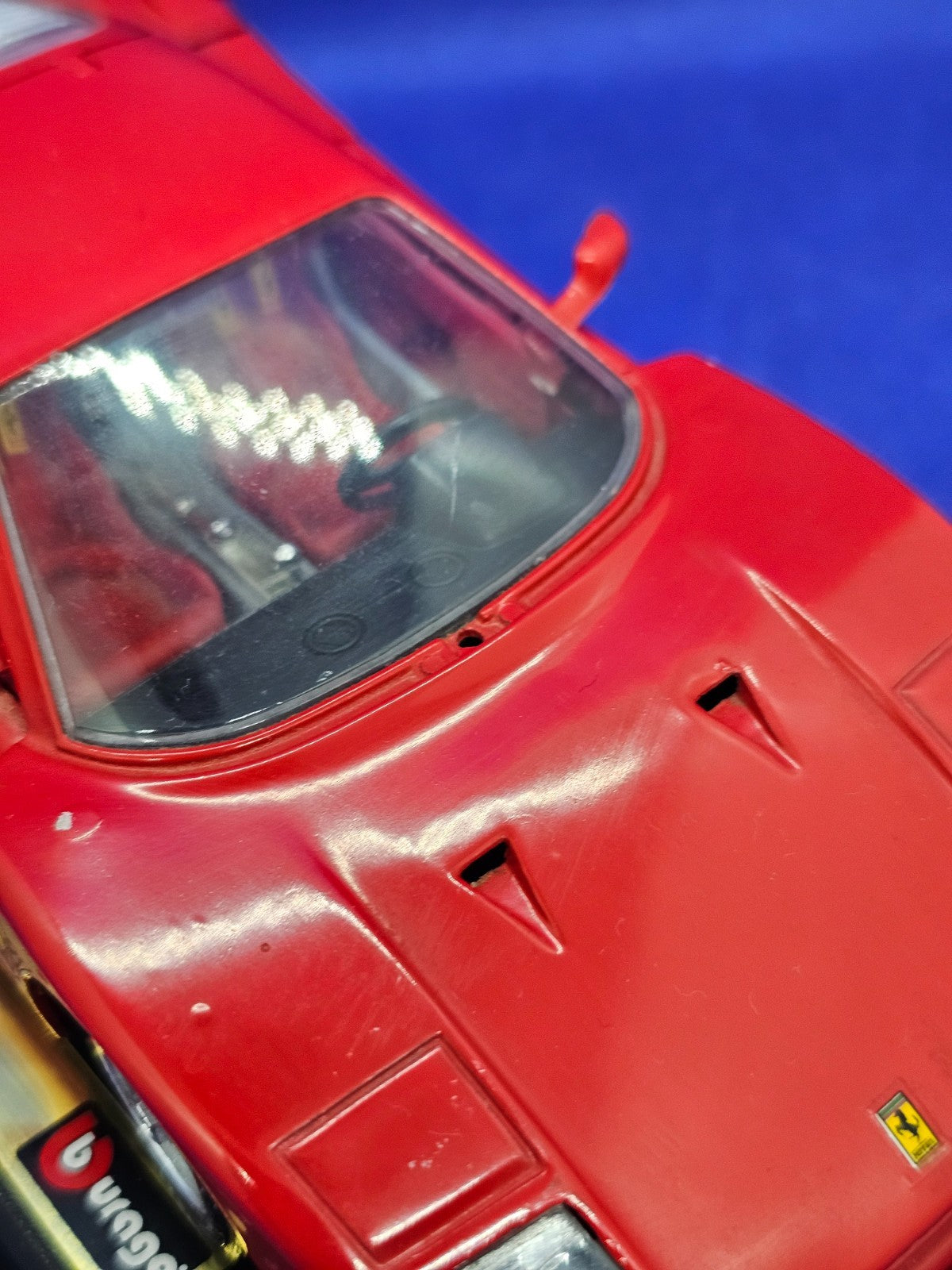 Ferrari F40 1987 Bburago 124 Miniature Rouge Avec Socle Sans Essuie Glace1