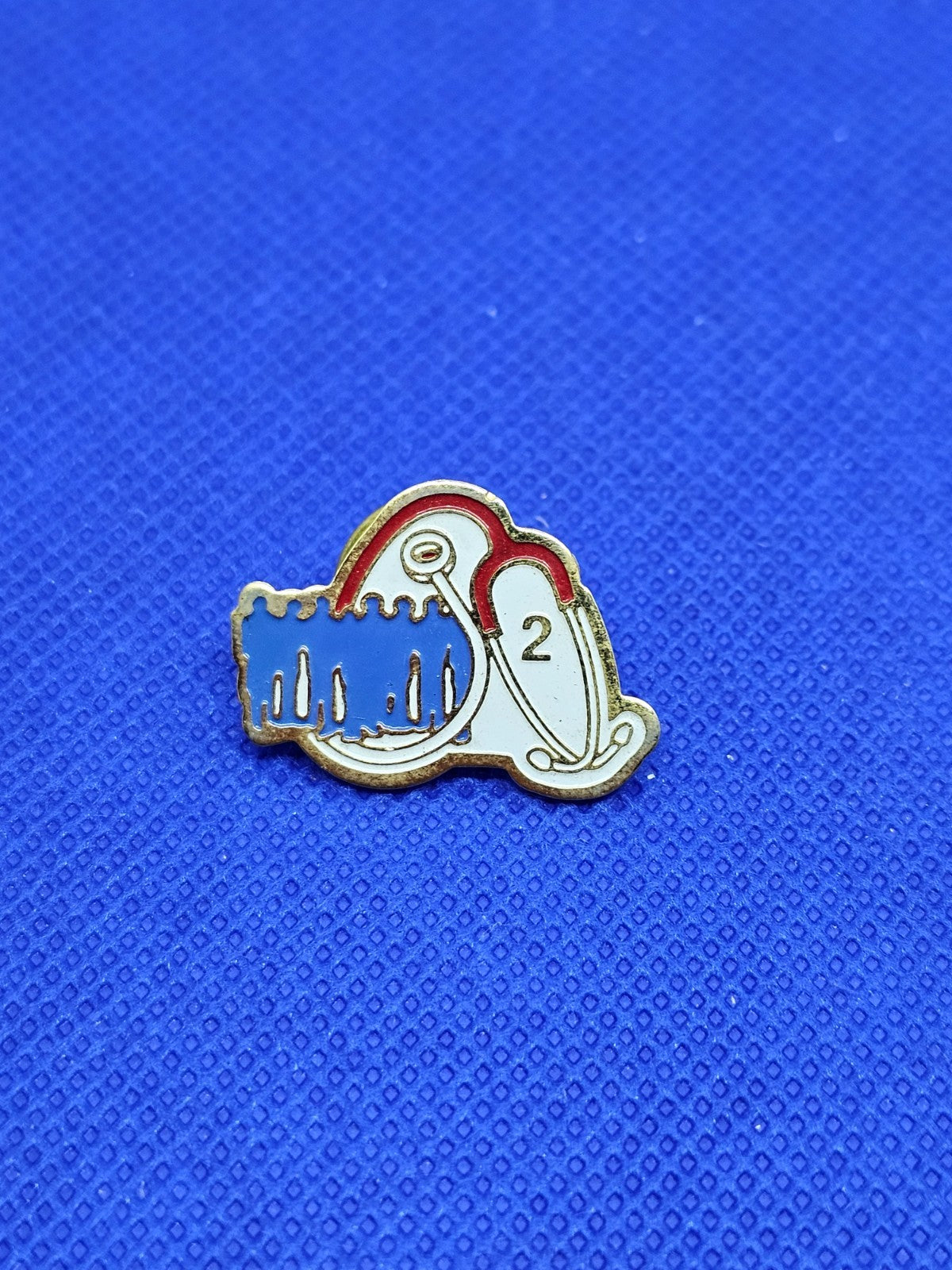 Pin’s médical Stéthoscope Numéro 2 Groupe de Personnes PUNCH Vintage0