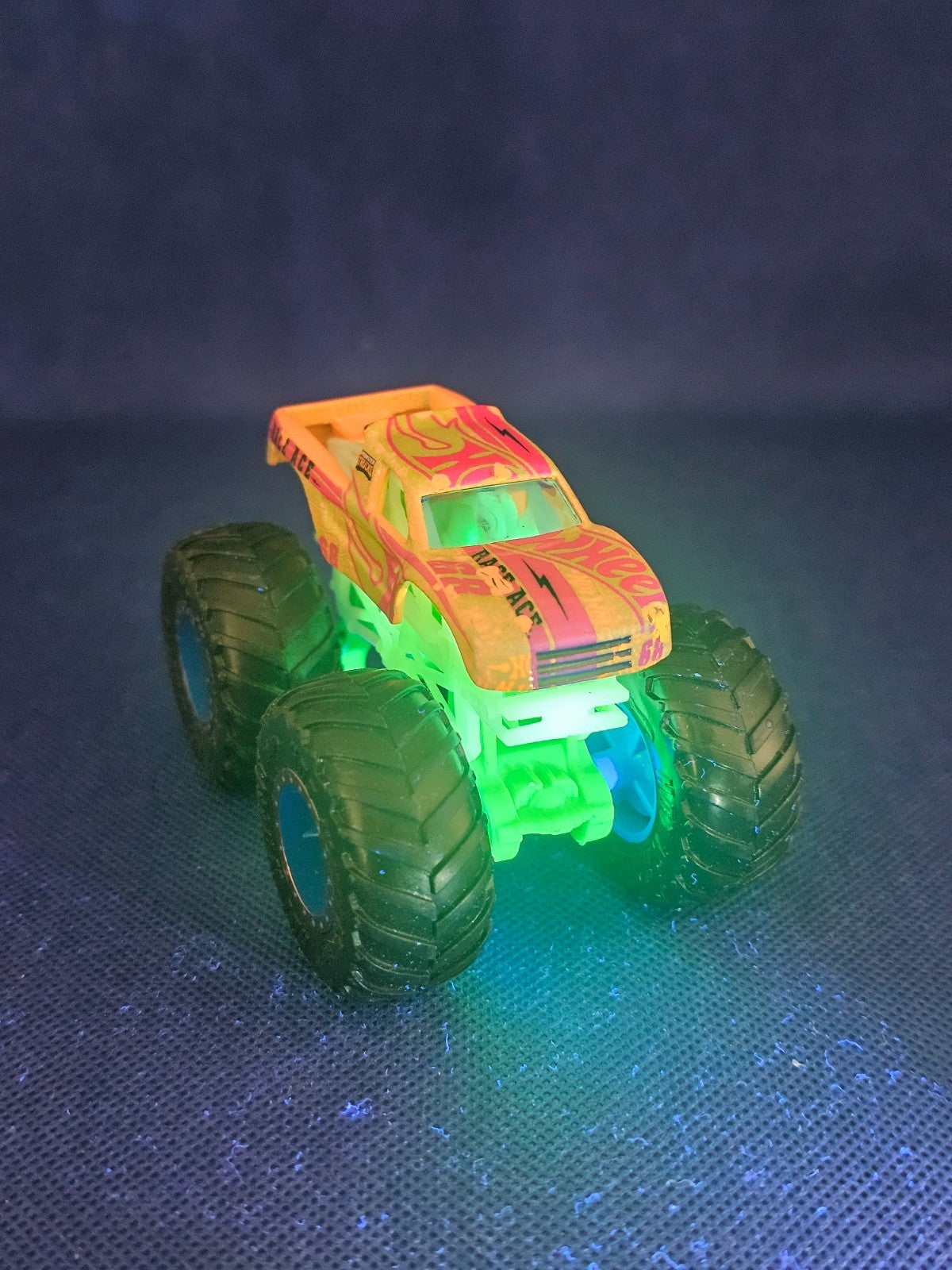 Hot Wheels Monster Trucks Race Ace Glow In The Dark 164 Mattel 9 cm4