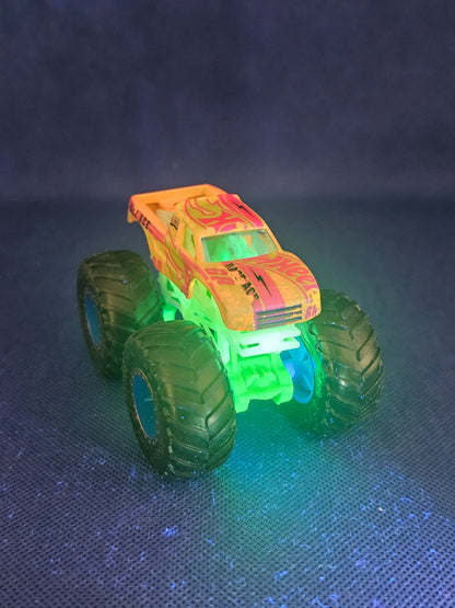 Hot Wheels Monster Trucks Race Ace Glow In The Dark 164 Mattel 9 cm4